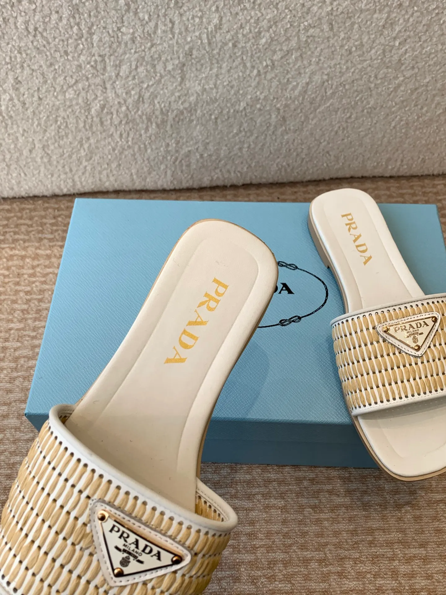 👟👟Ex-factory price 420👟👟 Prada 25ss new spring and summer Prada woven slippers Modern lines and original architectural volumes define these complex charms. The iconic geometric shape of the Prada triangle inspires the heel design, highlighting the taper and soft curves with a unique modern touch.  Upper: original woven upper, lining cowhide, outsole: Italian genuine leather outsole Size: #35-42 (40, 41, 42 customized, non-refundable)